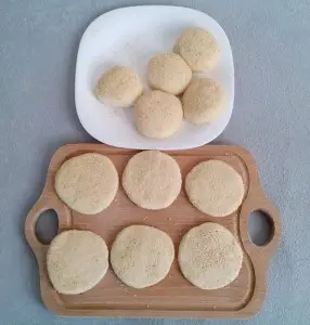 cách làm bánh tiêu cán bột 2