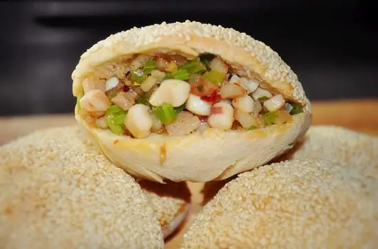 Cách làm bánh tiêu kẹp thịt đơn giản ngon như nhà hàng