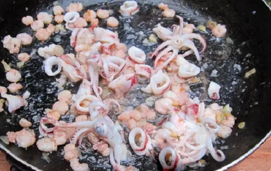 làm bánh tiêu kẹp thịt xào mực