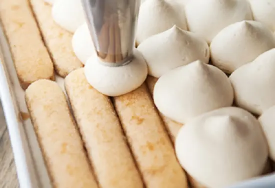 phụt kem lên bánh