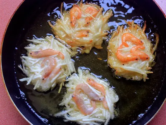 chiên bánh tôm khoai môn