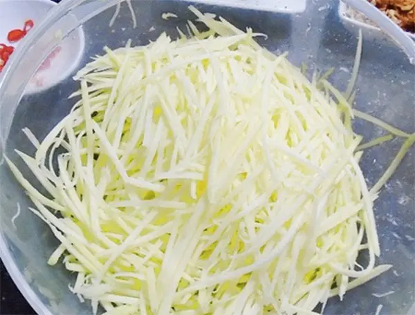 Xoài xanh nạo sợi - Cách làm bánh tráng trộn ngon