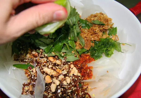Cho các nguyên liệu vào trộn bánh - Cách làm bánh tráng trộn ngon