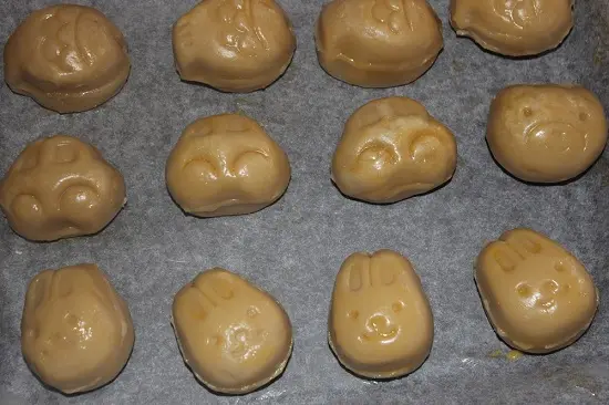 phết trứng lên bánh