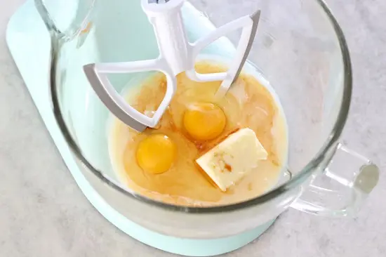 cho trứng, sữa vào thố