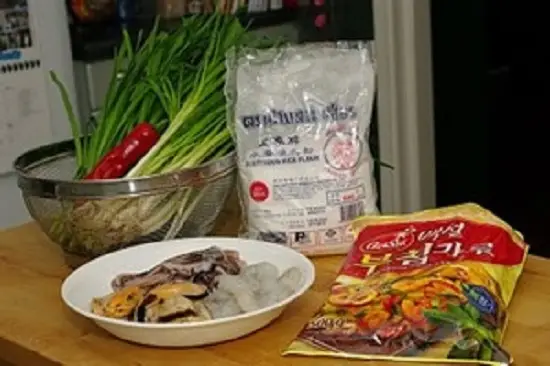 nguyên liệu làm món bánh xèo hải sản Hàn Quốc