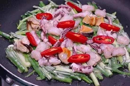 cho nhân hải sản làm món bánh xèo hải sản Hàn Quốc