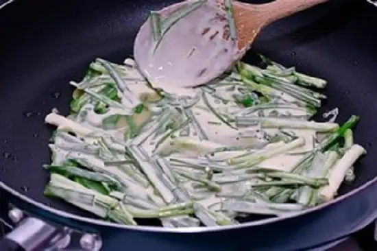 bắt đầu rán món bánh xèo hải sản Hàn Quốc