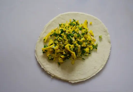 cho nhân vào vỏ bánh