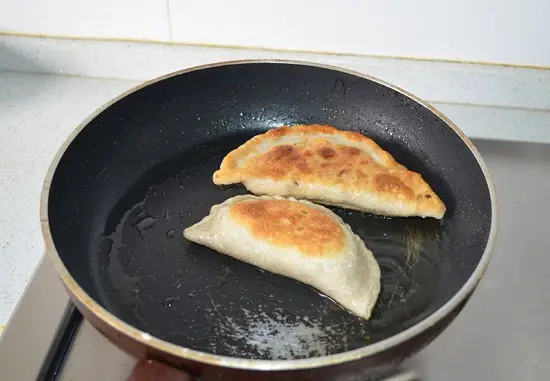 lật hai mặt bánh