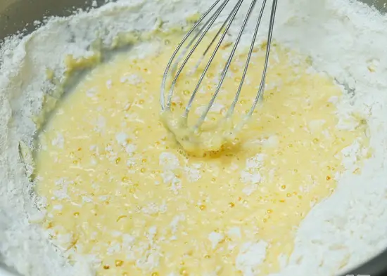 đánh bột với hỗn hợp trứng sữa