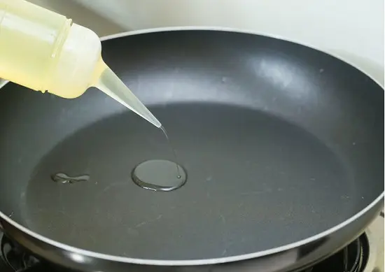 làm nóng dầu ăn