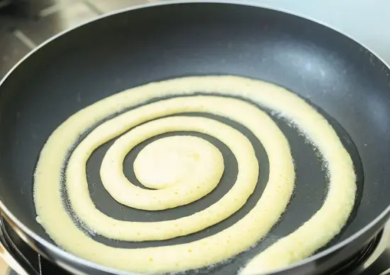 chiên vàng một mặt bánh