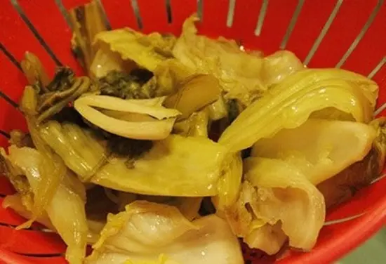 Chuẩn bị nguyên liệu làm bao tử cá ba sa xào dưa chua 2