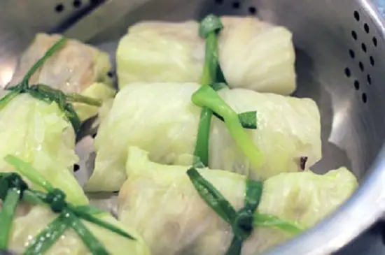 cach-lam-bap-cai-cuon-thit-sot-ca-chua-1