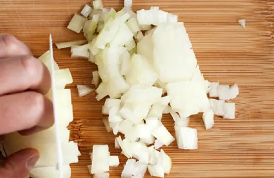 Chuẩn bị nguyên liệu làm bắp cải cuộn thịt xốt cà chua