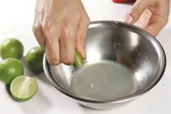 Vắt nước cốt chanh để làm món bò bóp thấu
