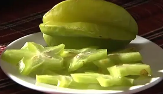 sơ chế khế làm món bò bóp thấu