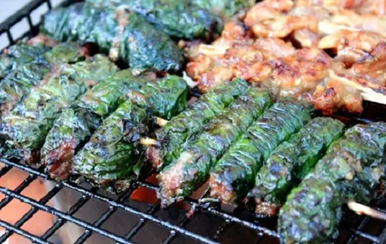 bò cuốn lá lốt nướng trên lửa hồng