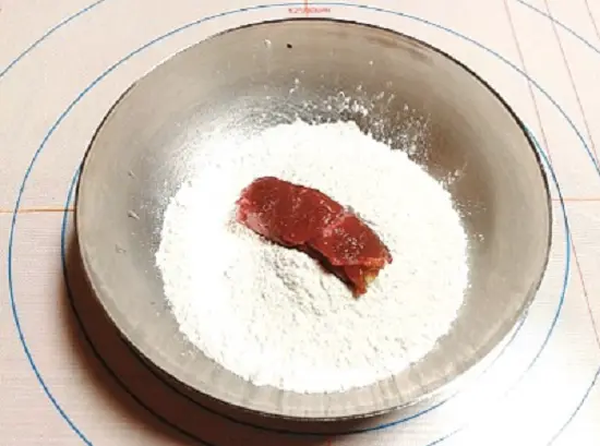 lăn thịt qua bột mì