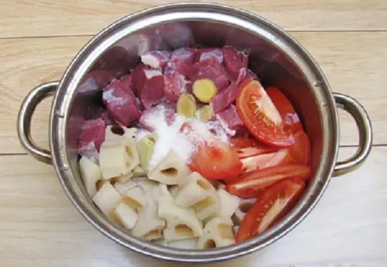 nêm nếm gia vị vào món ăn