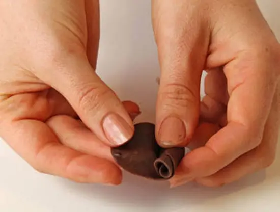 cach-lam-hoa-hong-tu-chocolate-7