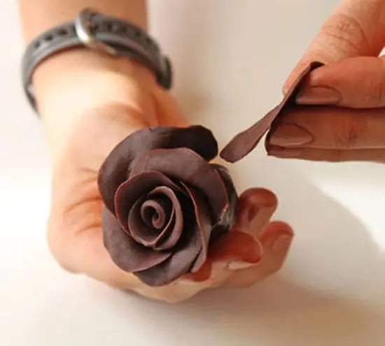 cach-lam-hoa-hong-tu-chocolate-9