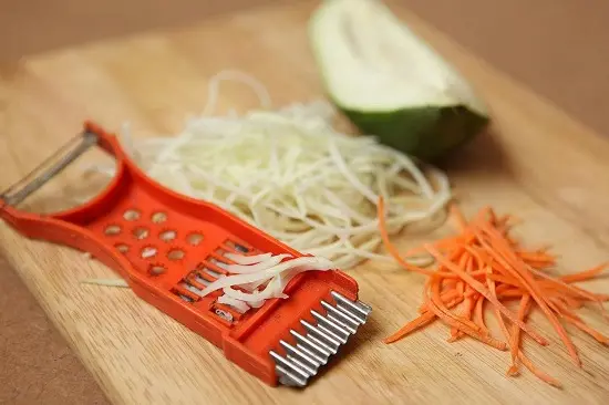 Chuẩn bị nguyên liệu làm bún mắm heo quay