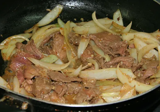 bun-thit-bo-xao-hanh-tay-2