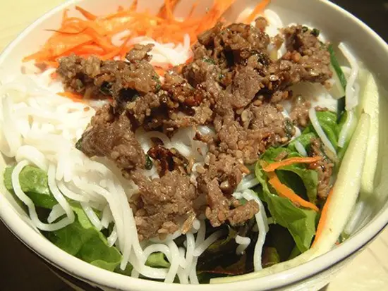 bun-thit-bo-xao-hanh-tay-1
