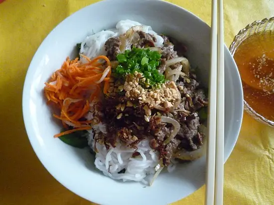 bun-thit-bo-xao-hanh-tay-4
