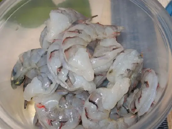 Chuẩn bị nguyên liệu làm bún tôm gà nấu chua