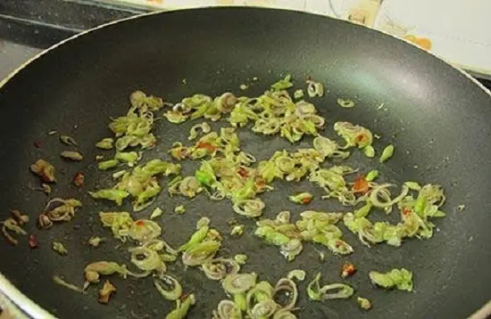 Các bước thực hiện món bún Tom Yum