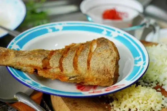 Cách làm cá chấm sốt tỏi ngon chảy nước miếng 5