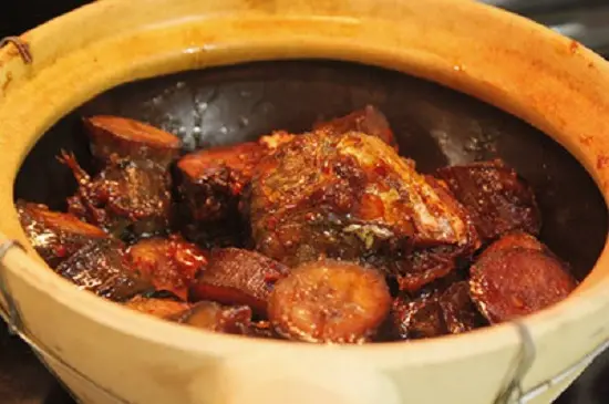 kho cá với chuối