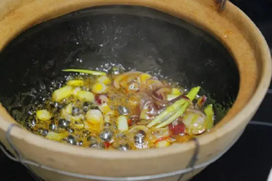 đun đường với hành khô, đầu hành lá