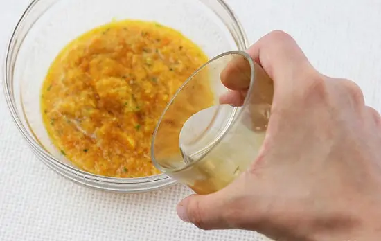 thêm nước vào nước sốt