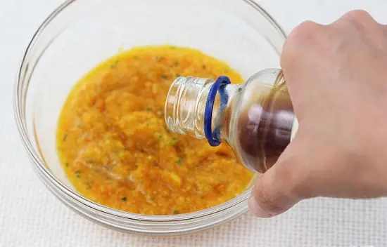 thêm nước sốt cá