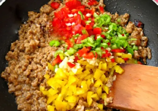 xào thịt với ớt