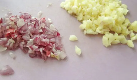 Chuẩn bị nguyên liệu làm canh chua cá lóc 3