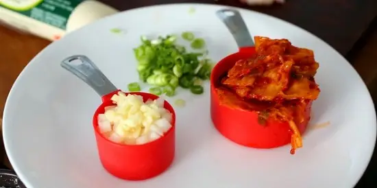 Cách làm canh đậu hũ cay với kim chi nóng hổi ngày lạnh 2