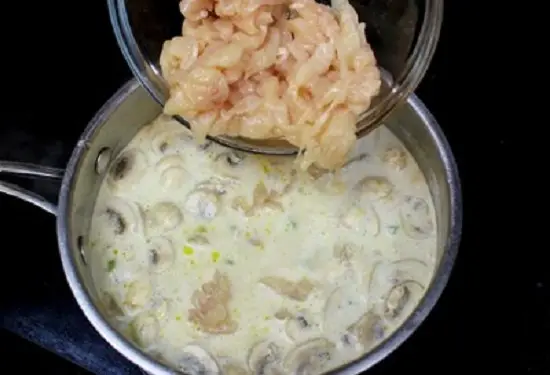 cho thịt gà vào nồi canh