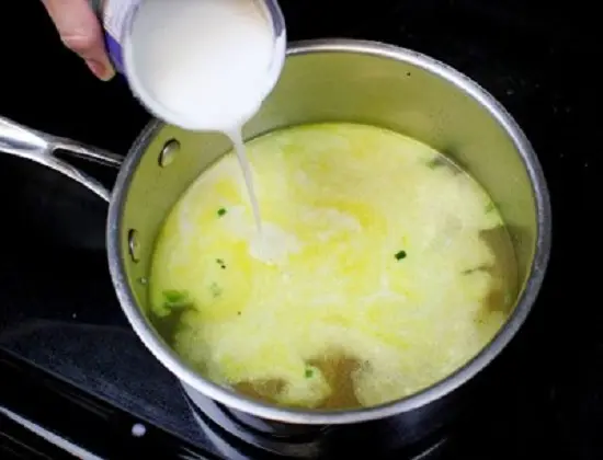 cho nước dùng và nước cốt dừa vào