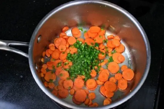 cho cà rốt vào một nồi khác