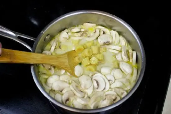 cho nấm và bắp non vào