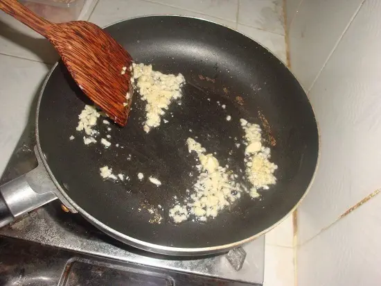 cánh gà xòa húng quế phi tỏi