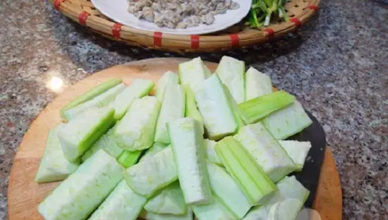canh hến nấu mướp thái mướp