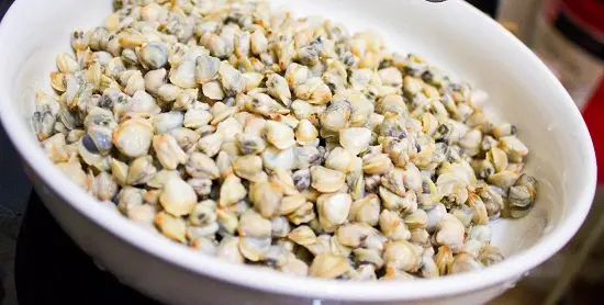 canh hến nấu mướp làm sạch hến