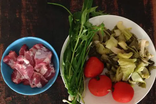 Cách làm canh sườn dưa chua cho ngày se lạnh