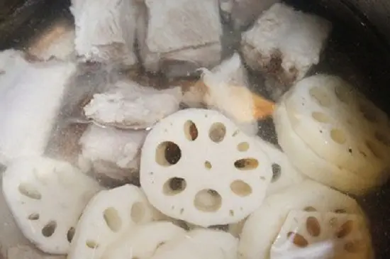 cho củ sen, cà rốt vào